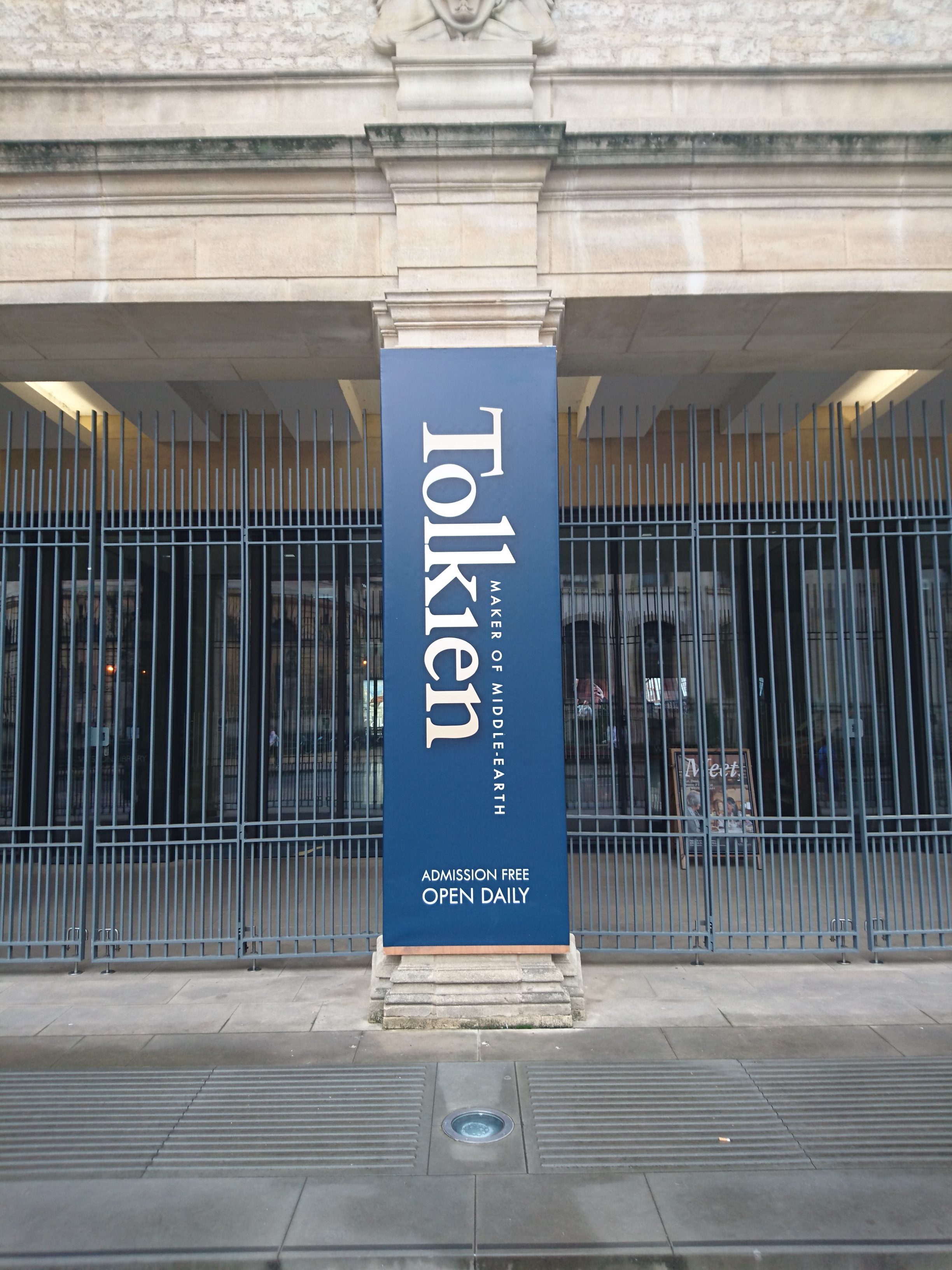 Tolkien: Maker of Middle-earth logo in front of Bodleian Libraries (c) Marcel R. Bülles