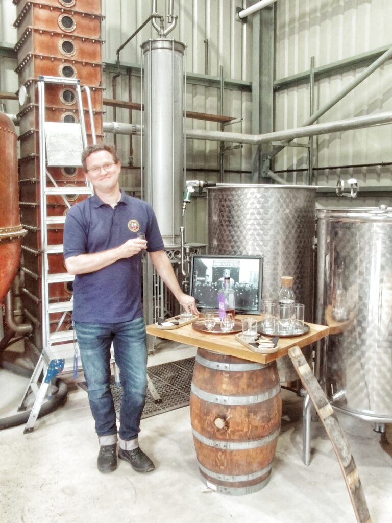 A very happy Tolkienist at the Oxford Artisan Distillery (c) Marcel R. Bülles/ S. Weber